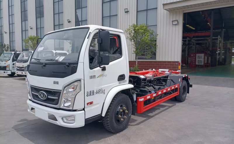南駿170馬力勾臂垃圾車(chē)